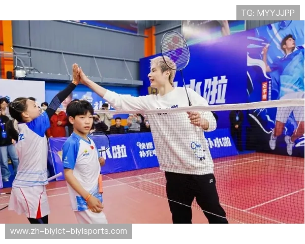 饭后打羽毛球，消化促健康，轻松运动提升活力，享受运动带来的快乐与健康